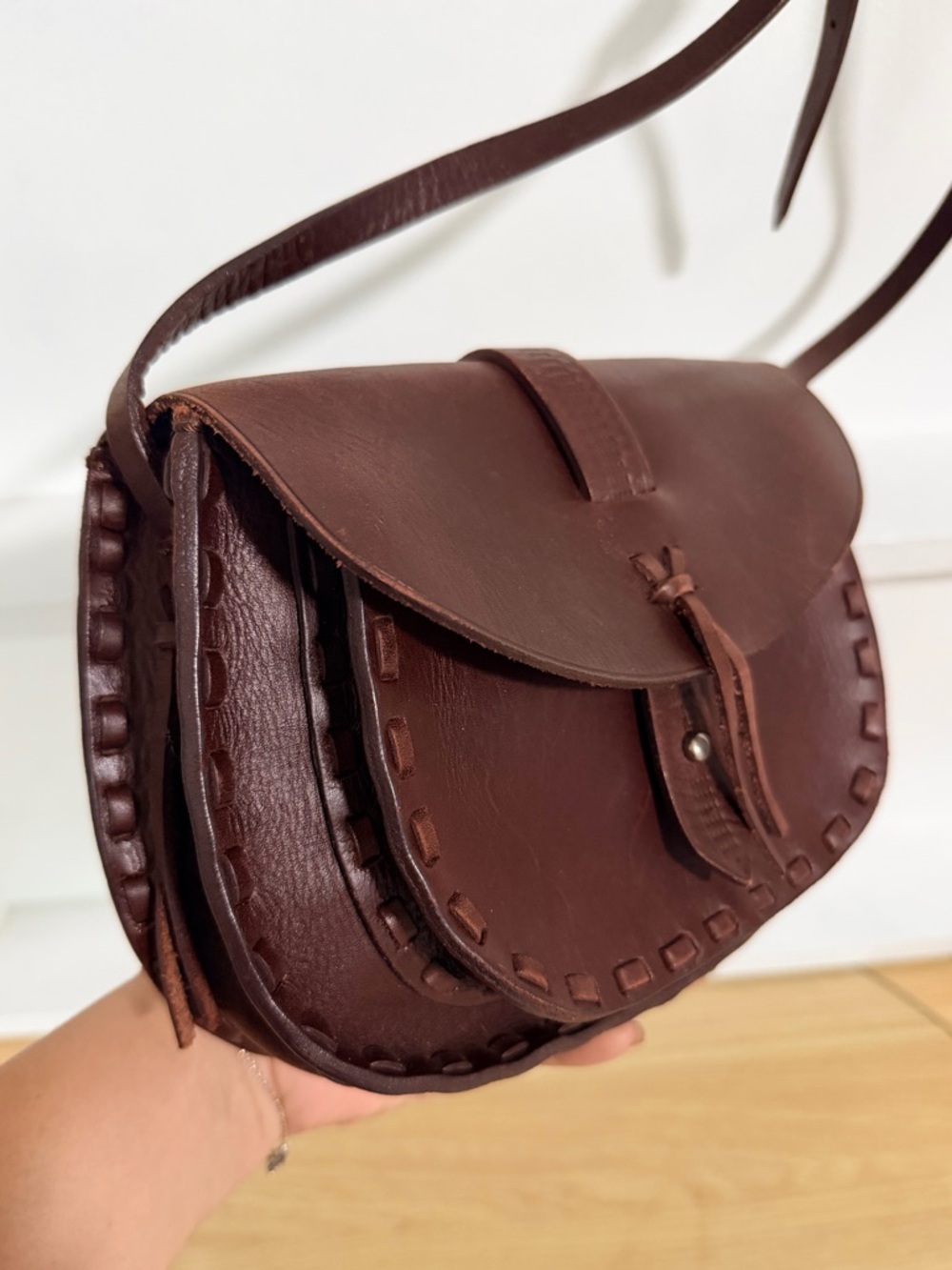MADEWELL Classic Brown Leather Crossbody Bag - Elegant Everyday Carry